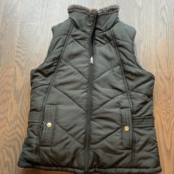 Mia & Tess brand new reversible olive green/fur vest. Size Small. - Picture 1 of 9